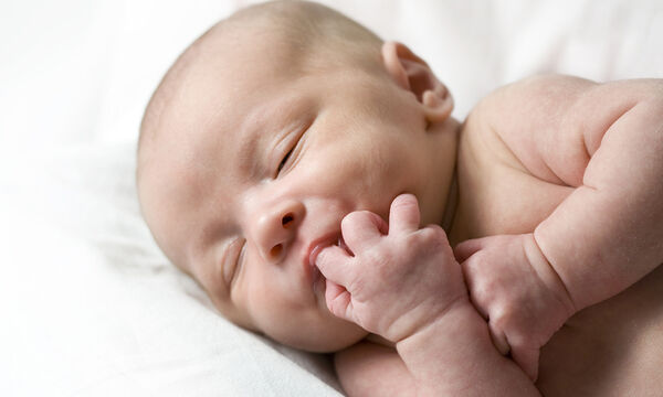 Ποια φυσικά αντανακλαστικά έχουν τα μωρά όταν γεννιούνται; 