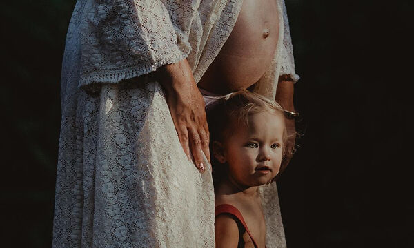 Φωτογραφίες εγκυμοσύνης: Γυναίκες φωτογραφίζονται μαζί με τα μεγαλύτερα παιδιά τους (pics)