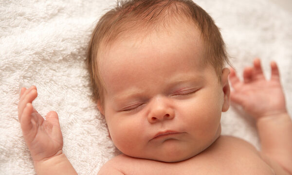 Ποια είναι η σωστή θέση για να κοιμάται το μωρό; (vid)