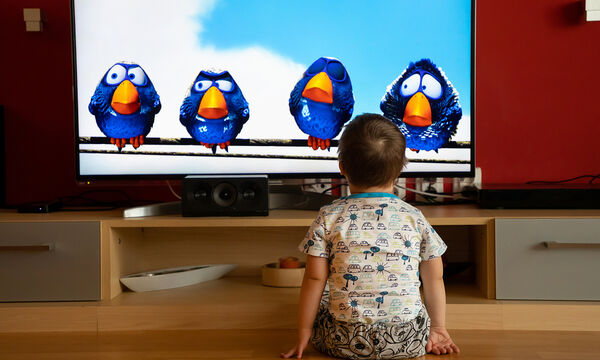 Πόση τηλεόραση να βλέπουν τα παιδιά την ημέρα και πώς αυτό σχετίζεται με τον αυτισμό;